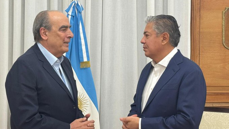 El gobernador Rolando Figueroa junto al ministro jefe de Gabineta