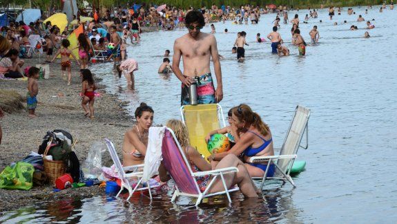 El río, el refugio para pasar el calor durante el fin de semana.&nbsp;