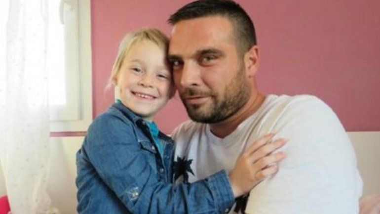 A Naëlle (en la imagen con su papá) le diagnosticaron cáncer de riñón. Lo tiene en remisión y sigue en tratamiento.