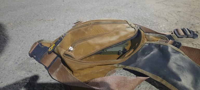En la riñonera del motococlista fallecido hallaron una riñonera con una pistola 9 milímetros.