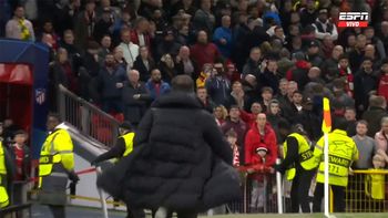 simeone explico por que se fue corriendo tras eliminar al manchester united simeone explico por que se fue corriendo tras eliminar al manchester united