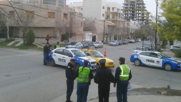 Accidente entre un patrullero y un taxi en el Alto