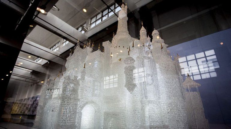Niños rompieron en un museo la escultura de cristal más grande del mundo