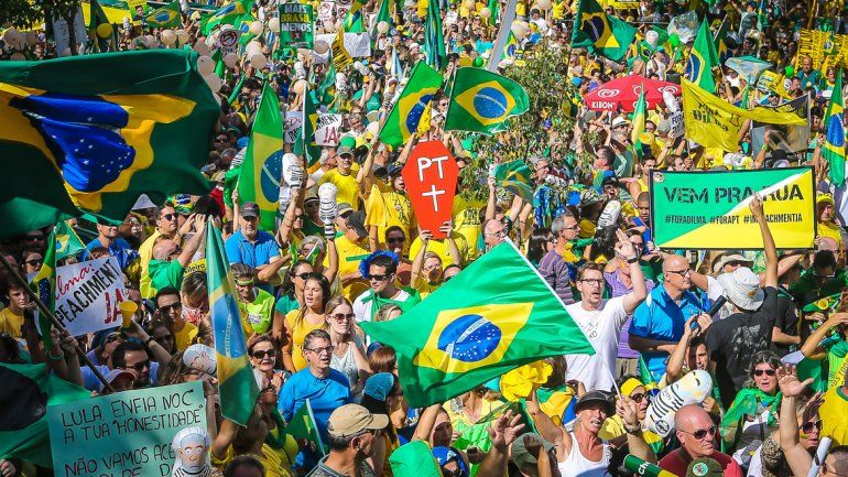 El reclamo contra Dilma fue multitudinario en Brasil.
