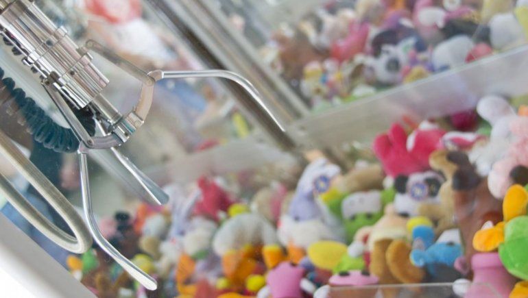 Twitter: quería un premio y quedó atrapado en la máquina de peluches. | Foto referencial.