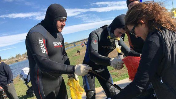 Sacan una parrilla y un TV del río en Valentina Sur