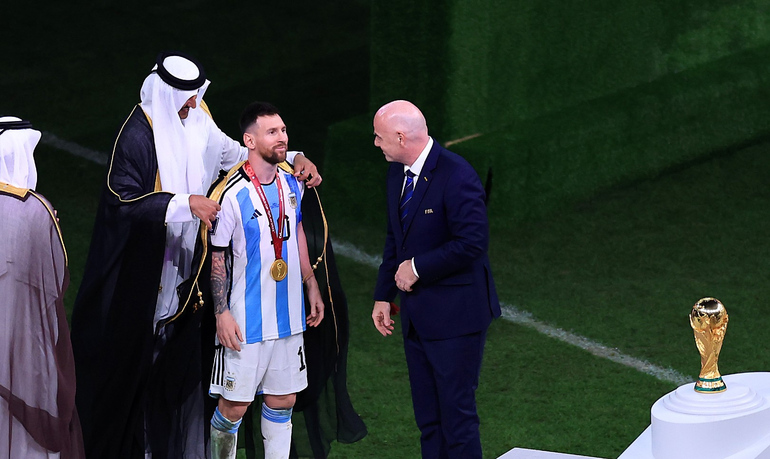 Le ofrece un palo verde a Messi por la túnica de la final: ¿acepta Leo?