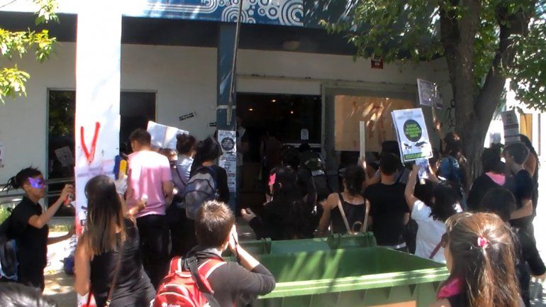 Realizaron un escrache frente al EPAS al fotógrafo acusado de abusar sexualmente a su sobrina.