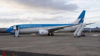 un avion de aerolineas rozo una torre de iluminacion en el aeropuerto de chapelco