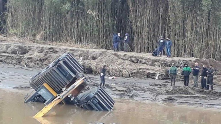 Municipio compró una máquina anfibia y en la primera obra se le hundió