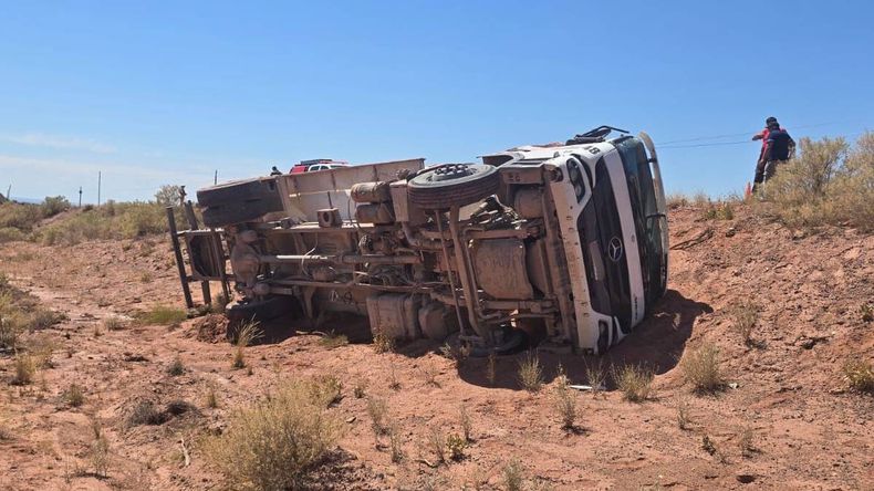 El conductor del camión logró salir por sus prodios medios. | LM Neuquen El conductor del camión logró salir por sus prodios medios.