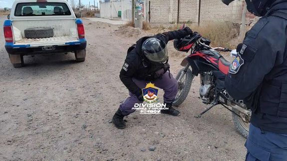 Lo engancharon cuando conducía una moto robada