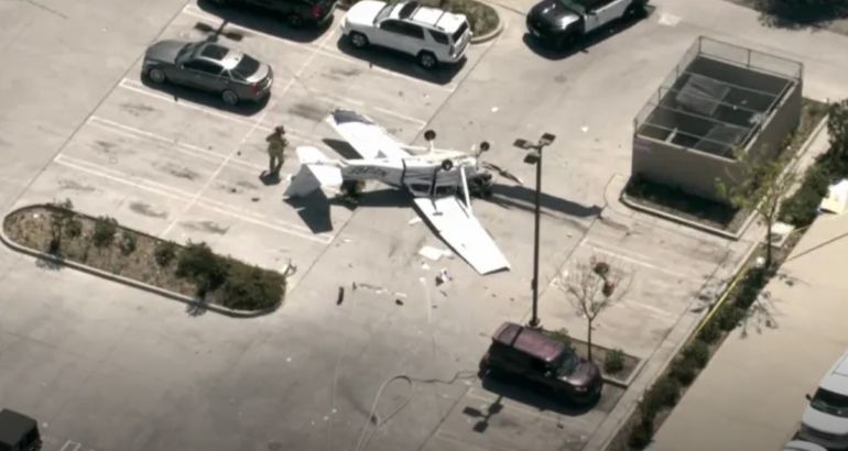 La avioneta cayó boca abajo en un estacionamiento, a pocos metros de vehículos y locales comerciales de California. La avioneta cayó boca abajo en un estacionamiento, a pocos metros de vehículos y locales comerciales de California.