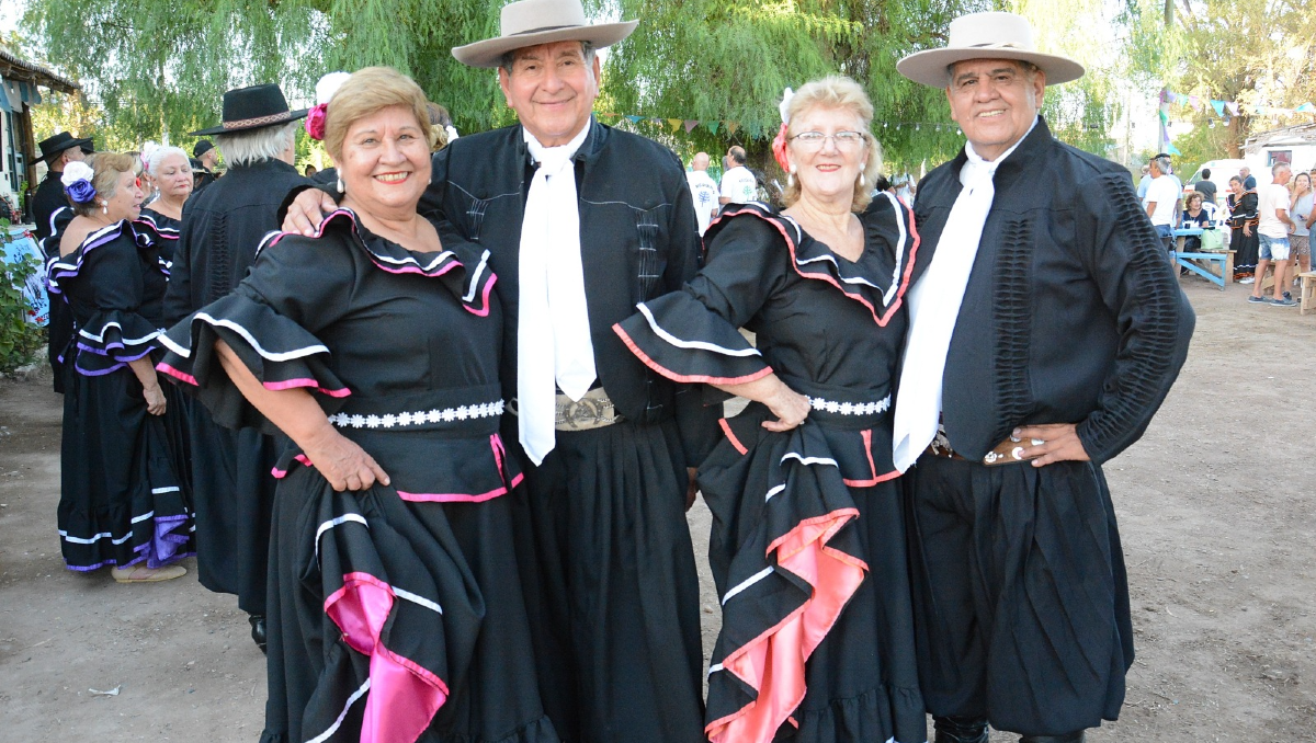 Participantes del encuentro, con sus galas para la ocasión.