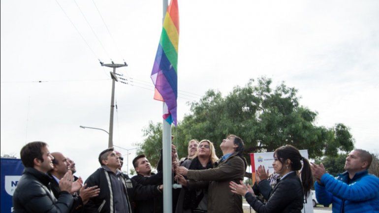 Izaron la bandera de la Igualdad contra la discriminación
