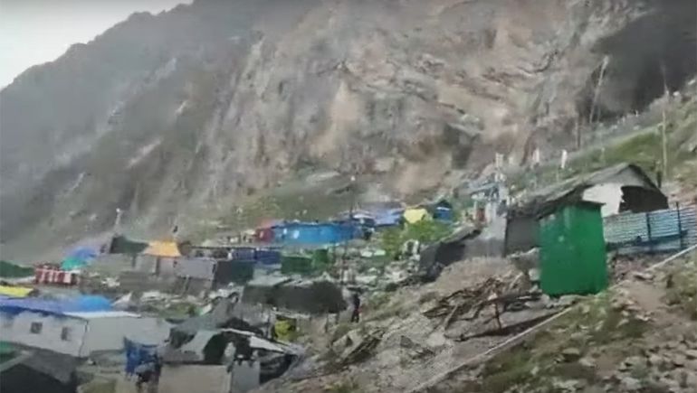 Una inundación dejó decenas de muertos y desaparecidos en un templo hindú en el Himalaya
