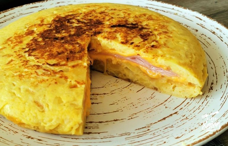 Tortilla de papas rellena de jamón y queso, una delicia para tener en cuenta. Tortilla de papas rellena de jamón y queso, una delicia para tener en cuenta.