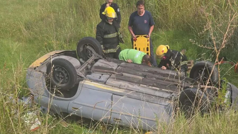 El hombre pasó toda la noche atrapado dentro de su vehículo tras un vuelco en la Ruta 8-