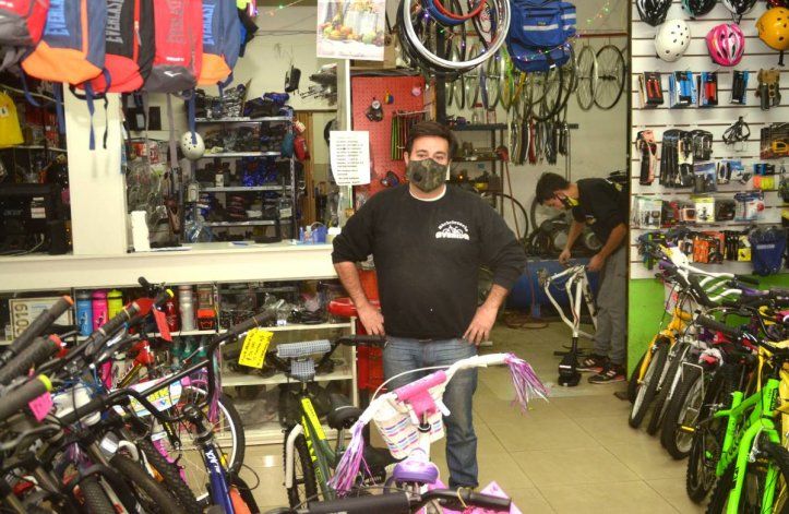 La iniciativa solidaria de un bicicletero para ayudar al hospital de Cipolletti