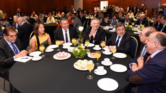 El vice Rolando Figueroa y el senador Pereyra, con autoridades de la región chilena del Biobío.