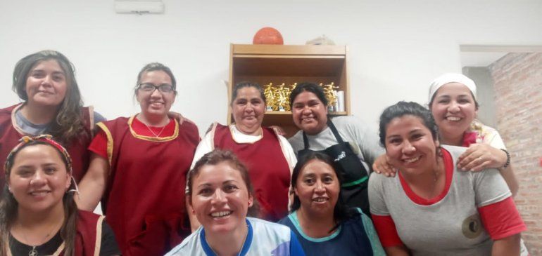 Las mujeres que asisten a los brigadistas que combaten el incendio en Quillén