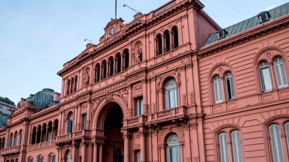 Nación acordó un 18% de aumento y un bono para estatales