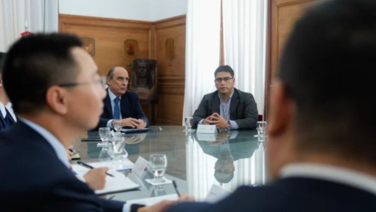 Guillermo Francos y Claudio Vidal se reunieron el jueves en la Casa Rosada con los responsables de la obra, que quedó paralizada y sin financiación china en noviembre de 2023. 