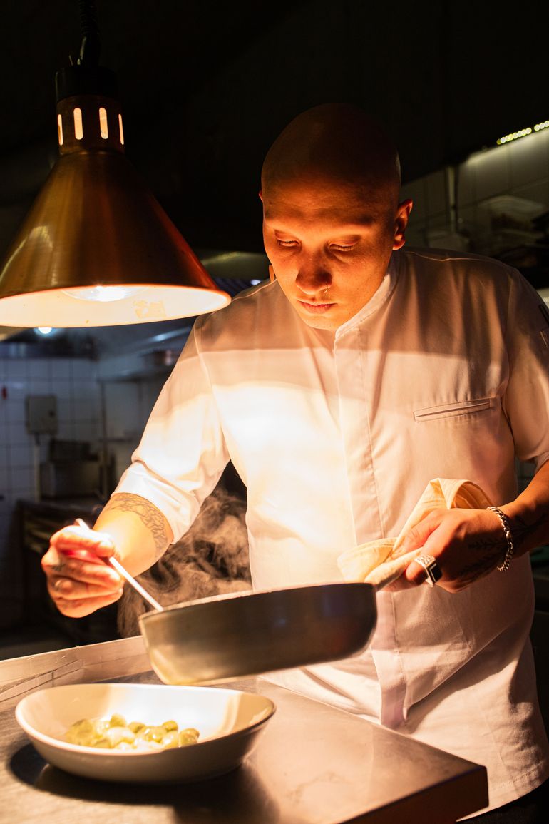 Lucas Canga dejando huella de su cocina impactante.