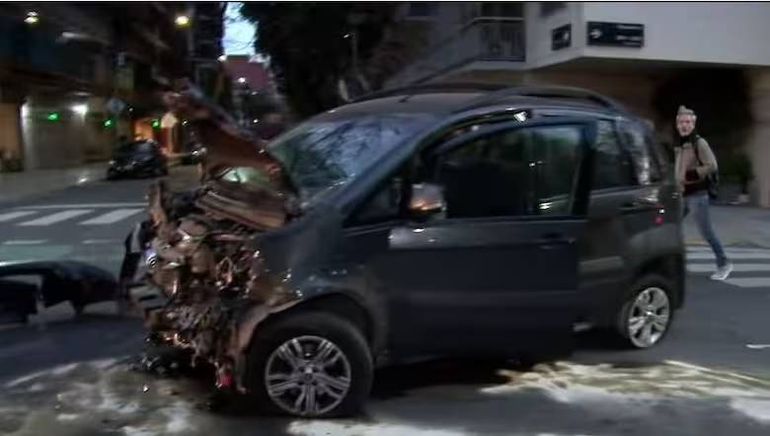 El choque se produjo entre un patrullero y un Fiat Idea. El choque se produjo entre un patrullero y un Fiat Idea.