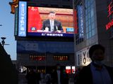 FOTO DE ARCHIVO: Una pantalla gigante muestra imágenes de noticias del presidente chino Xi Jinping asistiendo a una cumbre de vídeo sobre el cambio climático, en una calle comercial en Pekín, China 16