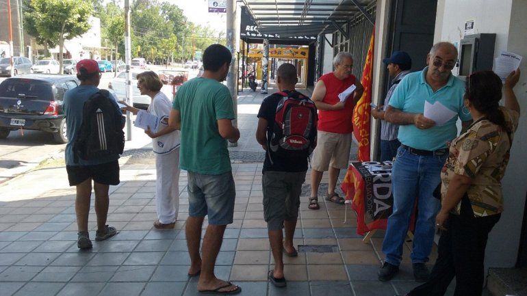 El calor no frenó la campaña del Partido Obrero contra el tarifazo