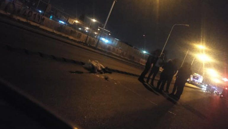 Terrible: tiraron a una mujer de un auto y la atropelló un camión