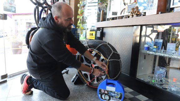 El local neuquino que desafía a la inflación y vende cadenas de nieve al mismo precio que en 2023