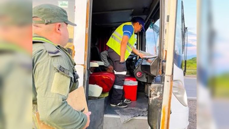 Gravísimo: detuvieron a un colectivo que transportaba menores sin documentación hacia Salta