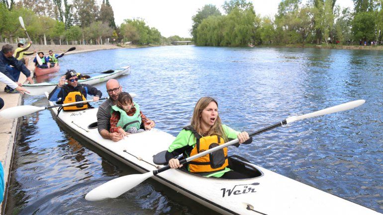 Chicos de escuelas especiales disfrutaron de un paseo en kayak.