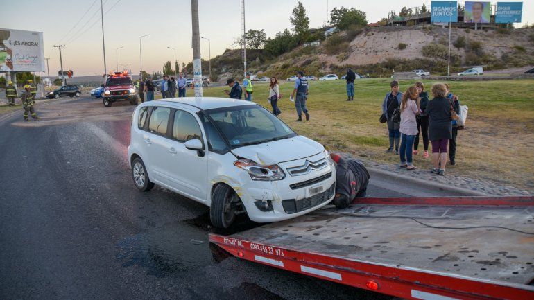 Un peligro: derrame de aceite en plena Ruta 7 provocó un caos vehicular y un choque