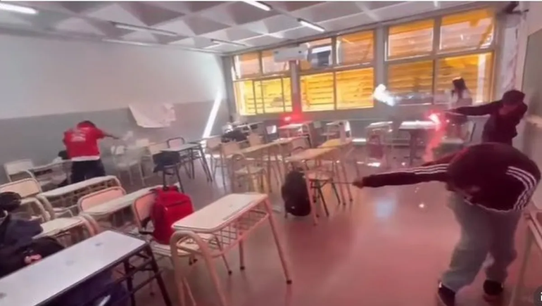 Polémico video: alumnos desataron una guerra de bengalas dentro del aula