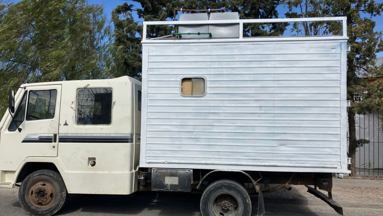 El camión fue comprado y reacondicionado por una iglesia de Neuquén y ofrecerá duchas a personas en situación de calle.