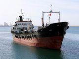 FOTO DE ARCHIVO. Un petrolero que, según la Armada libia, fue apresado cuando intentaba contrabandear petróleo, frente a la costa de Trípoli, Libia. 15 de marzo de 2018. REUTERS/Ismail Zitouny