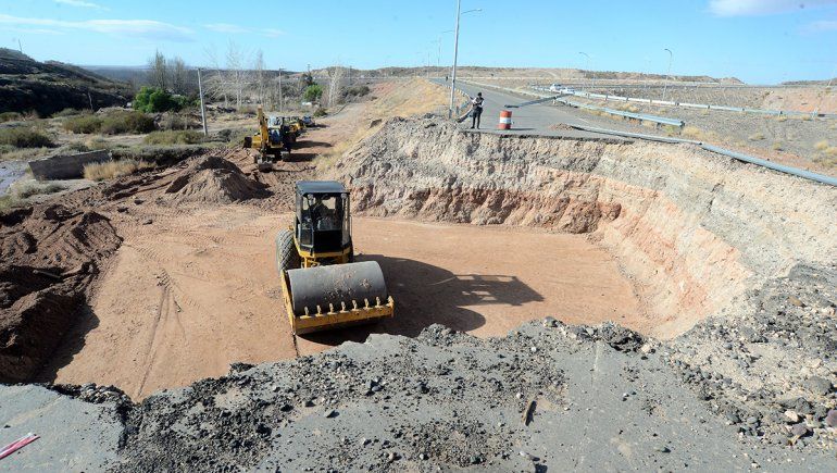 Tras ocho meses, comenzó el arreglo en el socavón de ruta 7