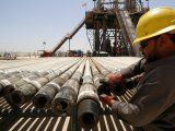 Imagen de archivo de un operario trabajando en el yacimiento petrolífero de Rumaila,, en Basora, Irak. REUTERS/Essam Al-Sudani