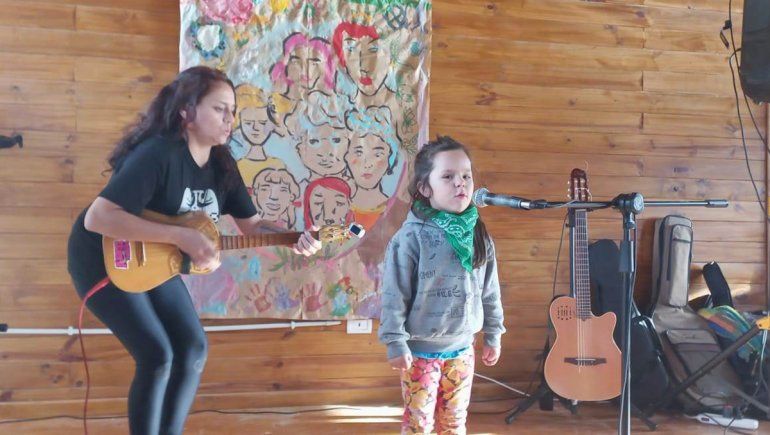 Maitén, la niña cantora de Villa Pehuenia y su particular interpretación de La Llorona