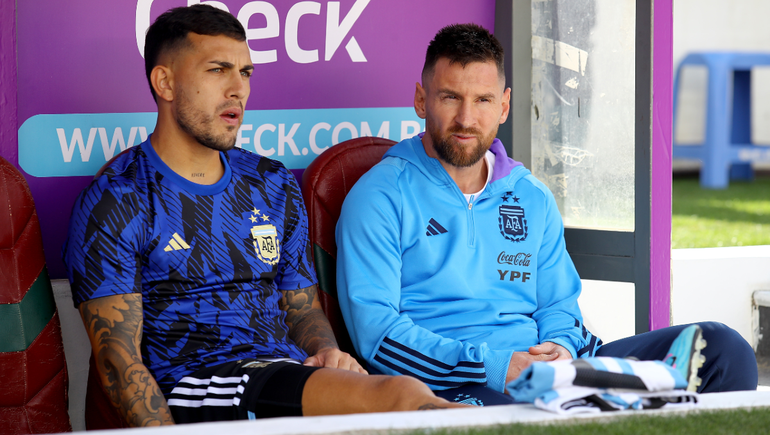 Messi en el banco del estadio Hernando Siles con Leandro Paredes. Messi en el banco del estadio Hernando Siles con Leandro Paredes.
