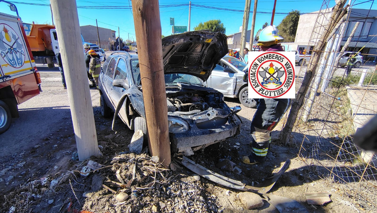 Fuerte accidente de tránsito en Plottier: chocó un auto y después un poste