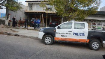 Ayer durante el procedimiento conjunto que hicieron la Policía bonaerense y la neuquina en la casa de los gitanos. Ayer durante el procedimiento conjunto que hicieron la Policía bonaerense y la neuquina en la casa de los gitanos.