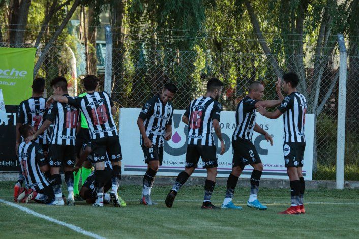 Los jugadores de Cipo rodean a Mellado