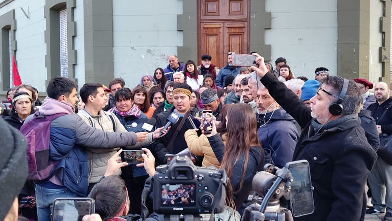 Representantes de comunidades mapuche hablaron tras el duro desalojo en Casa de Gobierno.