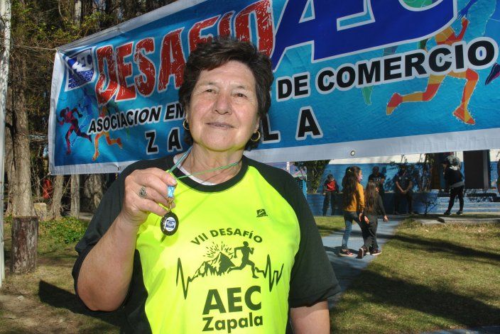 La proeza de Clarina: con 73 años, terminó una carrera en tiempo récord en Mariano Moreno