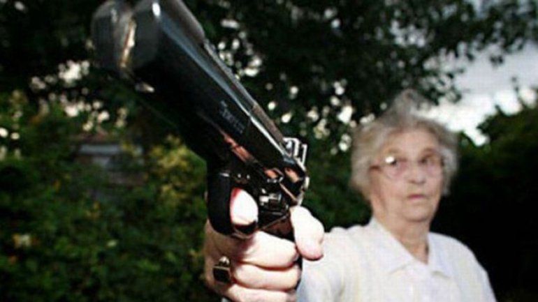 Pánico en tren por abuela con un revólver de juguete