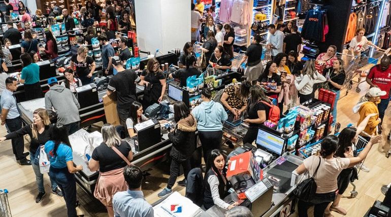 Locura por cruzar la frontera: el destino donde los argentinos compran ropa y comida a precios increíbles